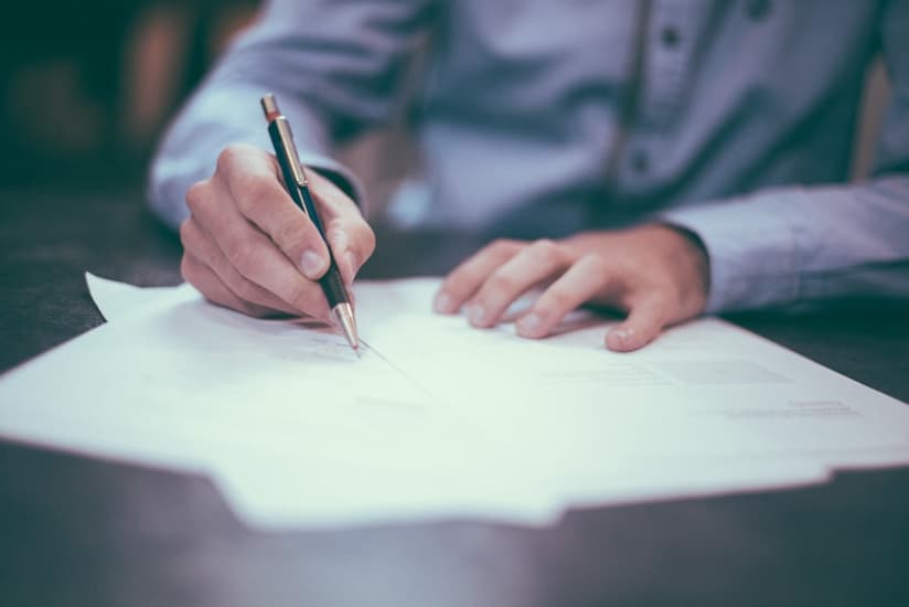 Two people discussing a property negotiation